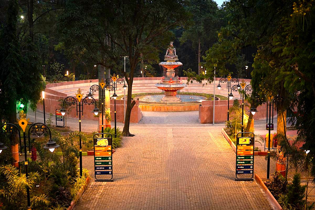 Decorative Street Light Installation at Chaligoan – Xera Tech LED Lighting in Suvarna Smruti Udyan, Chaligoan, Maharashtra